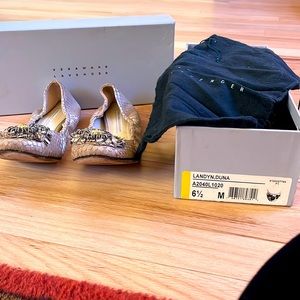 Vera Wang lavender beige flats size 6.5